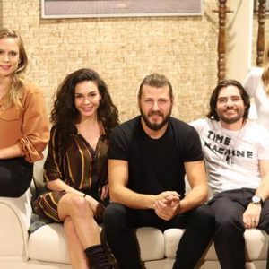 Önceki gün prömiyeri Kadıköy Akla Kara Sahnesinde yapılan “Suit” oyunu