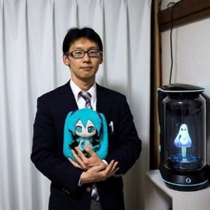 16 yaşındaki hologram şarkıcı Hatsune Miku ile evlenen Akihiko Kondo,