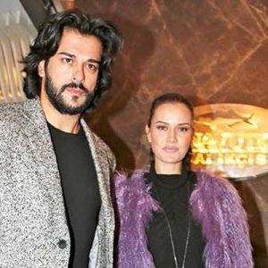 Bebeklerini kucaklarına almaya hazırlanan Burak Özçivit ile Fahriye Evcen, Arnavutköy’de