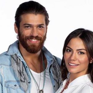 ‘Erkenci Kuş’ dizindeki rol arkadaşı Demet Özdemir ile bir partide