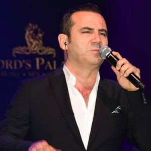 Şarkıcı Ferhat Göçer Kıbrıs Lord’s Palace Hotel’de ki konseri sonrası