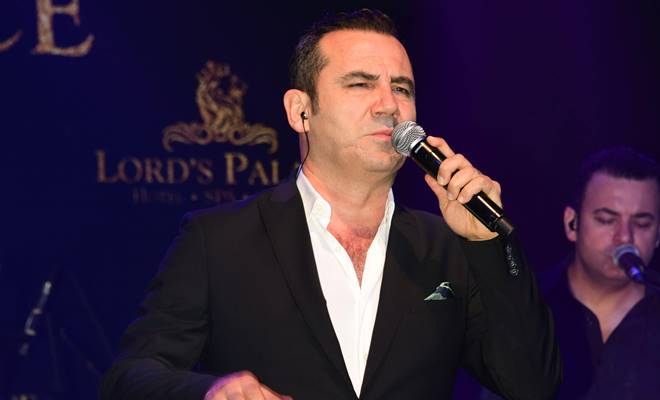 Şarkıcı Ferhat Göçer Kıbrıs Lord’s Palace Hotel’de ki konseri sonrası