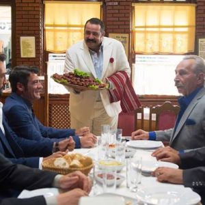 Ata Demirer, 30 Kasım’da seyirciyle buluşacak yeni filminde hedefinin yine