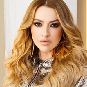 Ünlü şarkıcı Hadise, Sibel Can’ın etek kaldırma hareketini yaparak çok