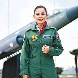 Şarkıcı Merve Özbey, önceki gün Yeşilköy’deki Hava Harp Okulu’nu ziyaret