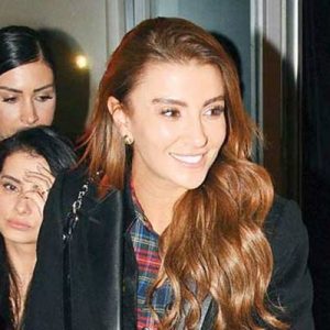 Ünlü manken Özge Ulusoy ve yakın arkadaşı Irmak Atuk, önceki