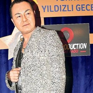 Şarkıcı Serdar Ortaç’ın Harbiye Açıkhava Tiyatrosu’nda verdiği konserde giydiği ceket,