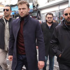 ‘SÖZ’ün başrol oyuncusu Tolga Sarıtaş, dizinin Eminönü’de gerçekleştirilen çekimlerinde esnaf