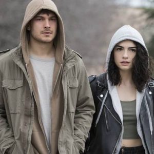 Yayınlandığı ilk günün akşamında IMDb’de 9.3 seviyesinde bir puanla listelenen