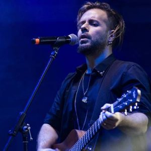 Pop rock tarzının en iyi temsilcilerinden Emre Aydın, İstanbul’un en