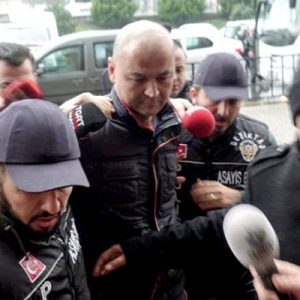Bir papağana yaptığı işkence görüntülerinden dolayı gözaltına alındıktan sonra akıl