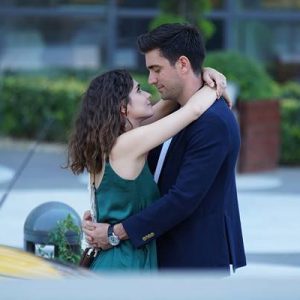 “Yanımda Kal” filminin yapımcılarından şok açıklama… Başrollerinde Çağlar Ertuğrul ve