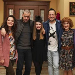 Senaryosunu Gülse Birsel’in kaleme aldığı, Hakan Algül’ün ise yönetmen koltuğunda