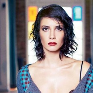 Cem Yılmaz’ın eski eşi Ahu Yağtu, öpüşme sahnesiyle oyuna damga