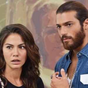 Oyuncu Demet Özdemir, arkadaşının evinde havai fişeklerin patladığı sürpriz doğum