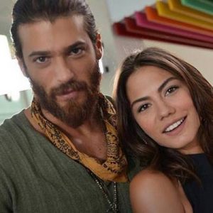 Oyuncu Can Yaman, uzun süredir yaşadığı göz rahatsızlığı nedeniyle ameliyat