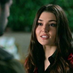 Geçtiğimiz hafta annesi Aylin Erçel’i toprağa veren güzel oyuncu Hande