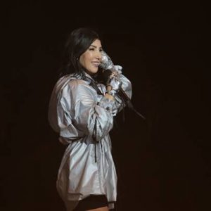 Güzel şarkıcı Hande Yener, kendisine hakaret eden bir sosyal medya