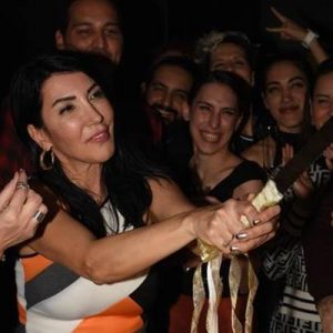 Ünlü sanatçı Hande Yener, yeni yaşına yakın dostları ile birlikte