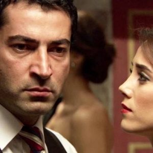 Bir dönem ekranlarda fırtınalar estiren Ezel dizisinin iki başrolü yeni