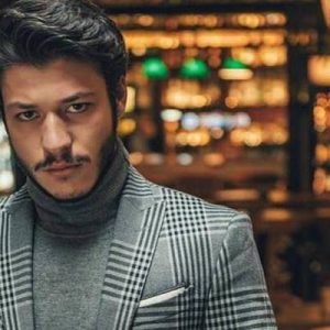 Yakışıklı oyuncu Kubilay Aka, kız arkadaşı Miray Daner’in doğum gününü