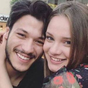 Dizi setinde başlayan arkadaşlıkları aşka dönüşen Miray Daner-Kubilay Aka çiftinin