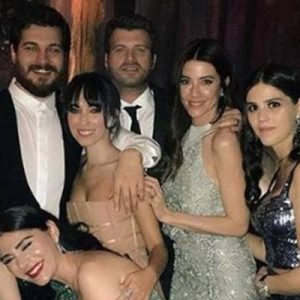 Hazal Kaya le Ali Atay, 5 yıllık ilişkilerini evlilikle taçlandırdı.