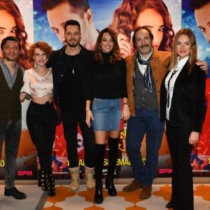Murat Boz ve Seda Bakan’ın başrollerini paylaştığı, Açelya Topaloğlu, Özgür