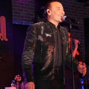 Cenk Eren, geçtiğimiz akşam Moda Kayıkhane’de sahne aldı. Hakan Eren’in