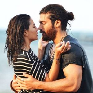 Erkenci Kuş oyuncuları Can Yaman ile Demet Özdemir, her ne