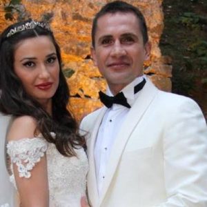Eski futbolcu Emre Aşık’ın eşi Yağmur Sarnıç’la boşanmasında skandallar bitmek