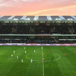 Medipol Başakşehir-Fenerbahçe maçı bitiminde ev sahibi ekibin taraftarları, “Fenerbahçe kümeye”
