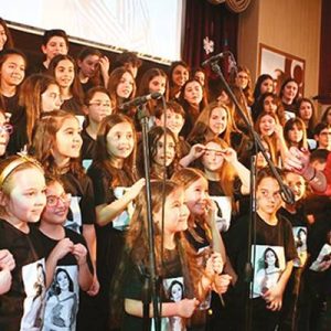 Öğrencilerden Funda Arar şarkıları. Kariyerine müzik öğretmenliğiyle başlayan Arar, İzmir