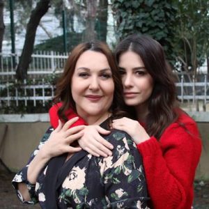 Usta oyuncu Sumru Yavrucuk ve başarılı oyuncu Özge Gürel yönetmenliğini