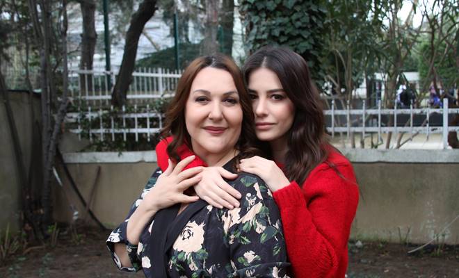 Usta oyuncu Sumru Yavrucuk ve başarılı oyuncu Özge Gürel yönetmenliğini