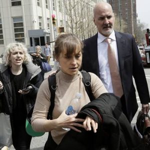 Smallville dizisindeki rolüyle tanınan ABD’li aktris Allison Mack, cinsel ilişki