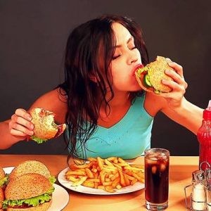 Araştırma ile kanıtlandı: Fazla fast-food tüketmek kadın doğurganlığına zarar veriyor.