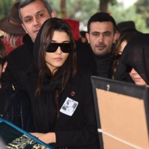 Güzel sanatçı Hande Erçel, kısa bir süre önce kaybettiği annesinin
