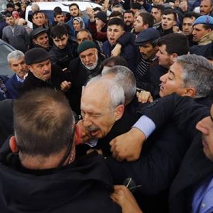 Saldırı, Kemal Kılıçdaroğlu’nun katıldığı bir şehit cenazesinde gerçekleşti. Kemal Kılıçdaroğlu,