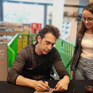 Ünlü şarkıcı Kıraç, önceki gün Kadıköy Mephisto’da gerçekleşen etkinlikte, yeni