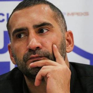 “Ben bu ülkeye hizmet etmiş biriyim.” diyen Karan kendisini “Ben