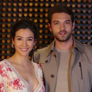 Başrollerini Aybüke Pusat ve Furkan Andıç’ın paylaştığı “Her Yerde Sen”