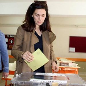 Ünlü oyuncu Bergüzar Korel, Yüksek Seçim Kurulu’nun kararıyla ilgili bir
