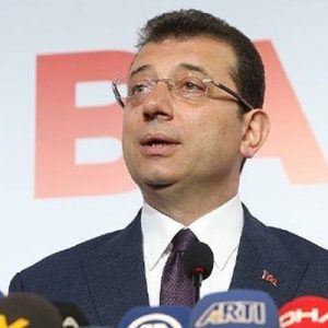 İstanbul Büyükşehir Belediye (İBB) Başkanı Ekrem İmamoğlu, su ile toplu