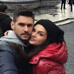 Yakışıklı oyuncu Tolgahan Sayışman ve eşi Almeda Abazi’nin oğulları dünyaya