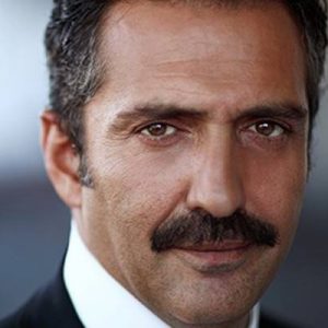TRT1 ekranlarında yayın hayatına başlayan başrollerinde Mesut Akusta, Deniz Baysal