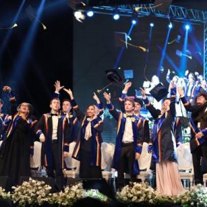 Tarabya İngiliz Okulları’nın mezuniyet töreni bu yıl da İngiltere Başkonsolosluğu’nda