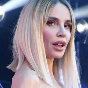 Ünlü şarkıcı Gülşen, Antalya’da konser verdiği sırada “Ne kadar para