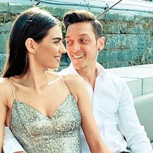 Arsenal’de forma giyen ünlü futbolcu Mesul Özil ve Amine Gülşe’nin