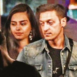 Çeşme’de balayı yapan Amine Gülşe ile Mesut Özil ikilisi, soluğu